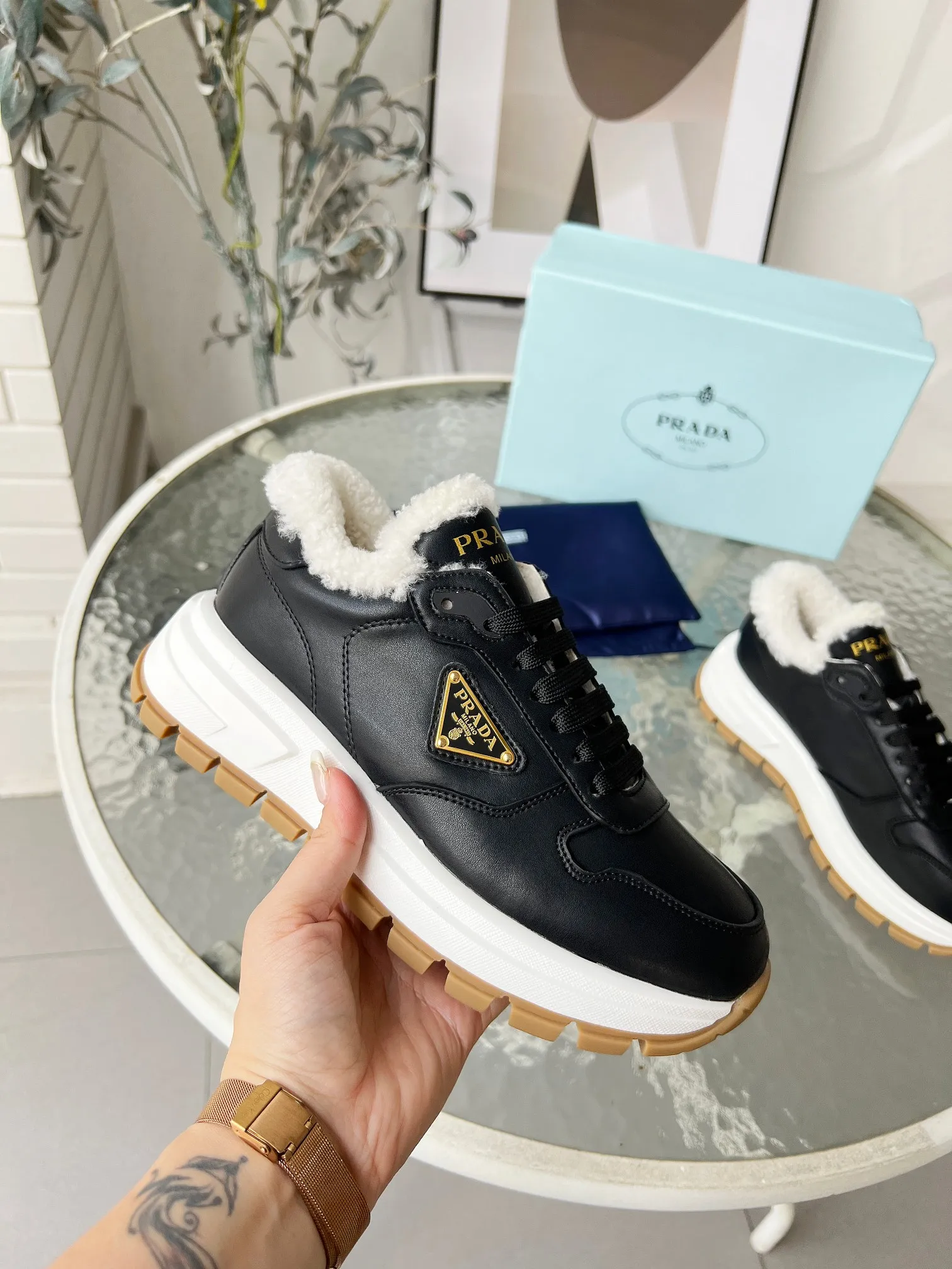 👟👟Ex-factory price 600👟👟 Prada couple model "PRADA.." upgraded version 2024 explosive model is released. , original 1:1 thick sole, fabric silk cowhide lining: sheepskin, foot weight: sheepskin, size 35--46, "Women's model 34.41 is custom-made and non-returnable, Men's model 38.45.46 is custom-made and is non-refundable, two colors black and white